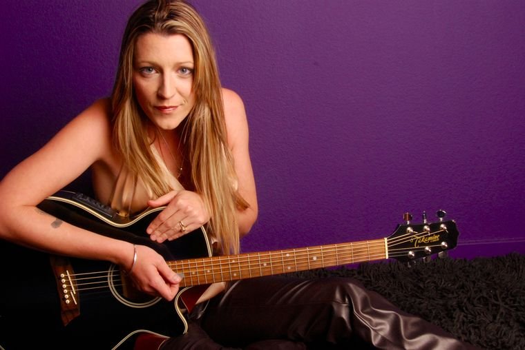 Heidi Little performing live